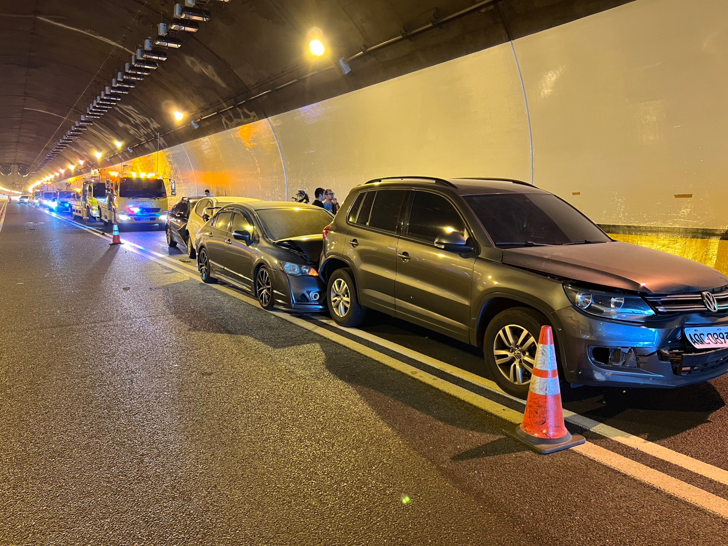 最後一台車上的1大2小送往嘉義基督教醫院。（圖／中天新聞）