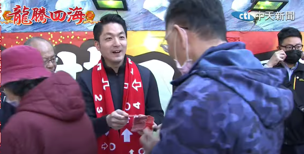 蔣萬安今赴關渡宮發錢母,受到民眾熱烈歡迎。(圖/中天新聞)