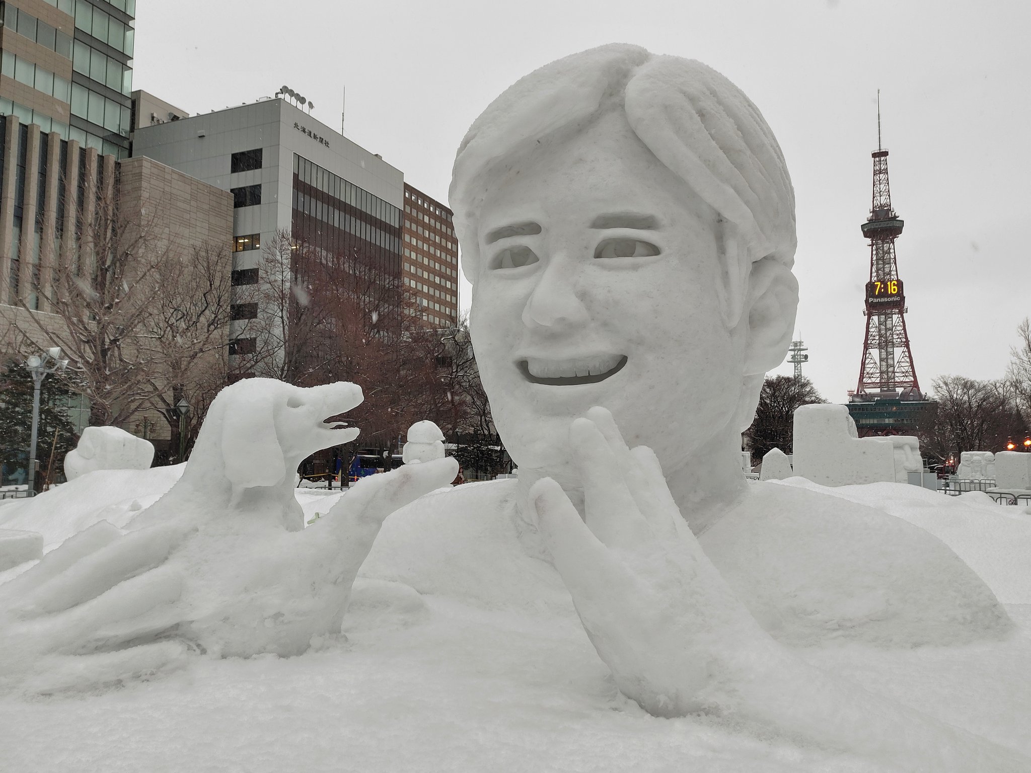 大谷翔平與愛犬的雪雕深受歡迎。(圖/翻攝自社群平台X)