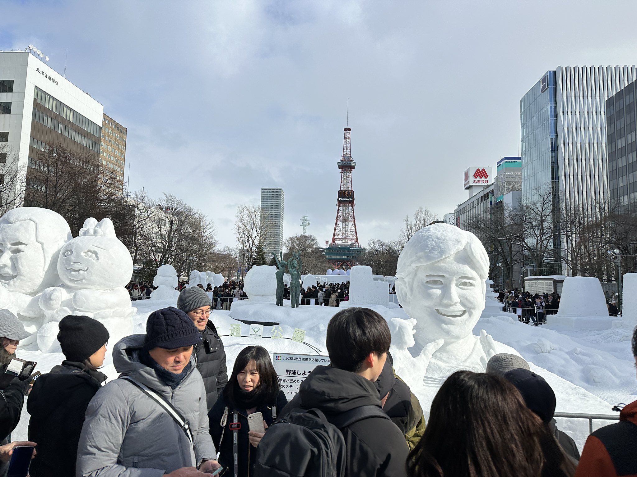 大谷翔平的雪雕吸引許多遊客欣賞。(圖/翻攝自社群平台X)