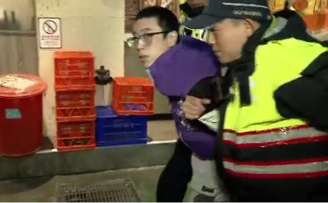 台灣維新立委候選人朱翊銘鬧場趙少康掃街遭逮捕。（圖／中天新聞）