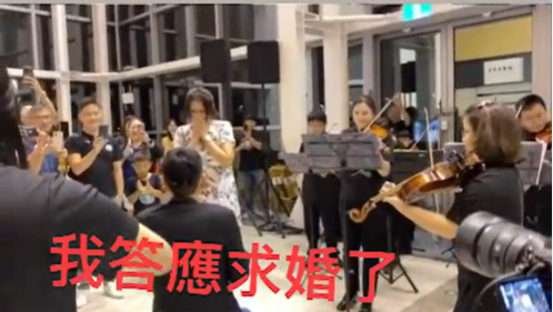 李妍瑾剛答應男友「小人物」求婚。(圖/翻攝自李妍瑾 IG)