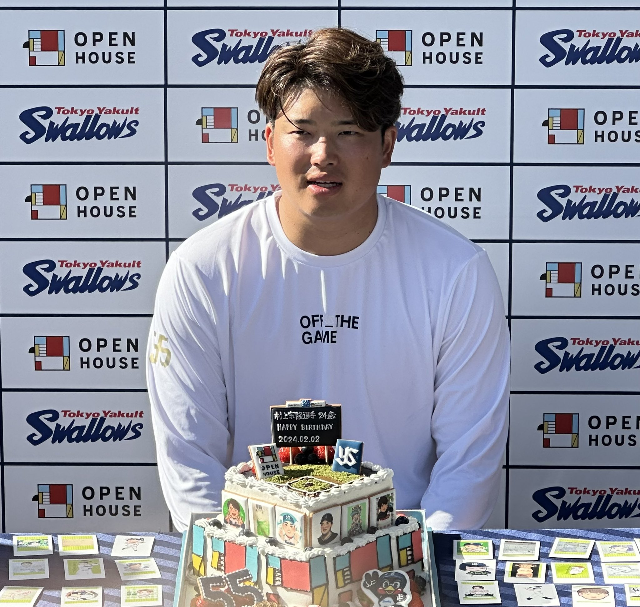 村上宗隆享用特製生日蛋糕。(圖/翻攝自養樂多社群平台X)