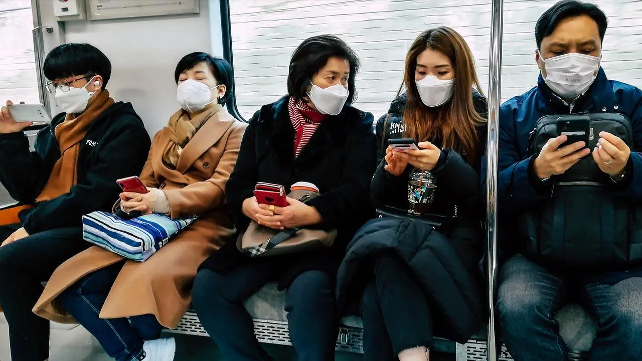 民眾跨年應留意短時間濃度容易上升，建議出門時最好戴口罩。(示意圖／Pixabay)