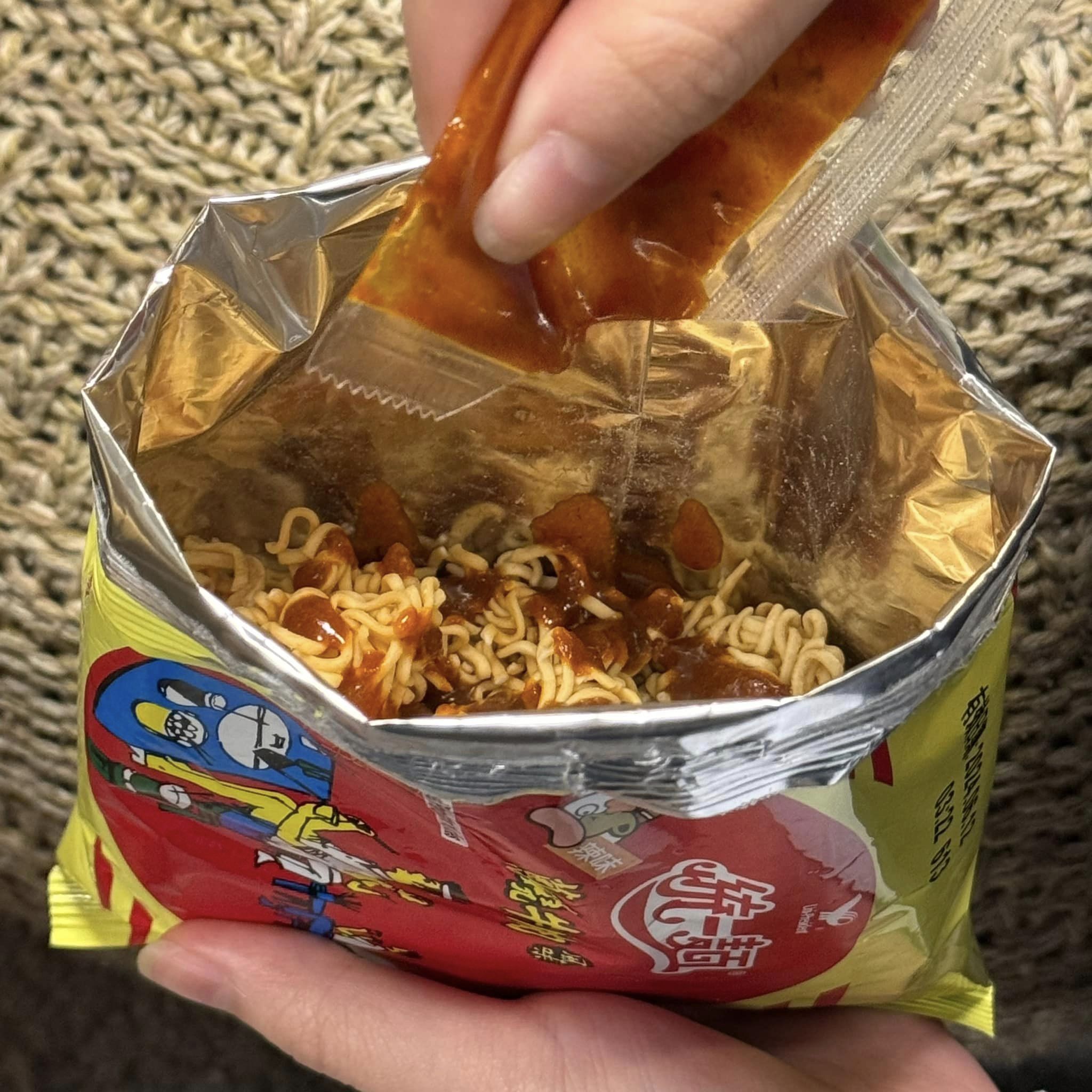 直接將泡麵捏碎、擠入醬料包,原PO直呼乾吃更好吃。(圖/翻攝自臉書社團「全家便利商店 / 7-11 超商新品&好物分享區」)