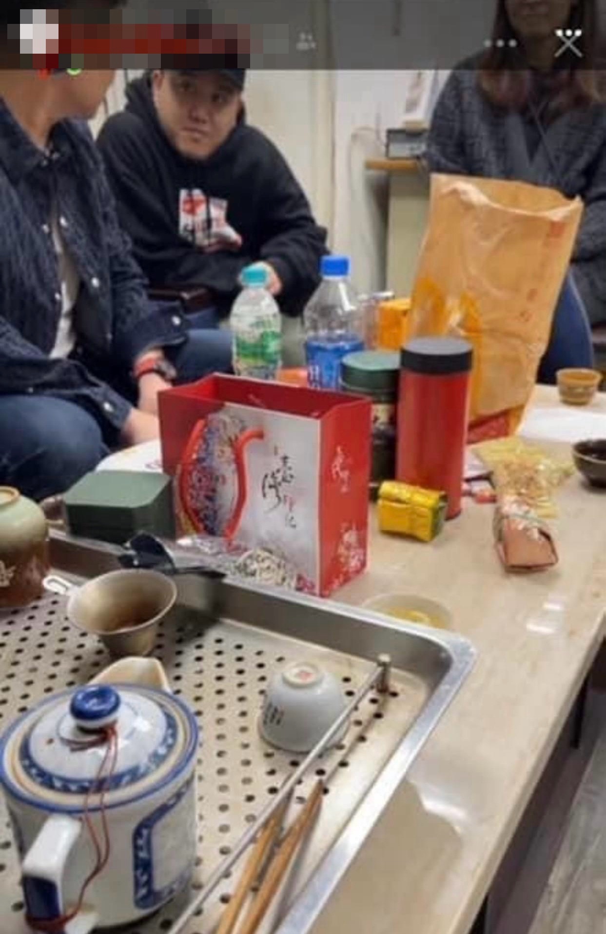 網傳超哥在派出所內泡茶畫面。（圖／翻攝畫面）