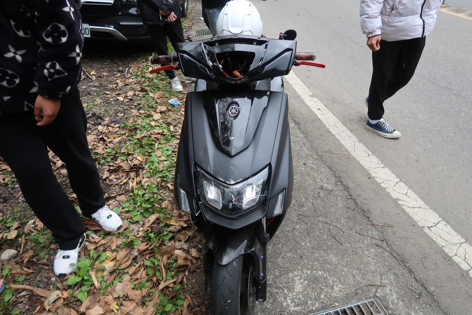 羅女騎乘的機車。（圖／翻攝畫面）