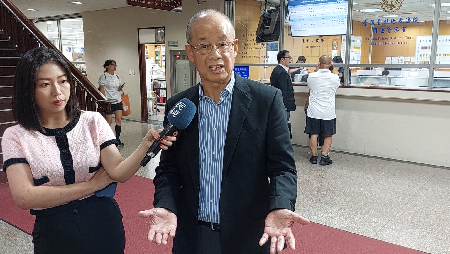 筆名「翁達瑞」的旅美學者陳時奮今年8月也曾因案赴台北地院出庭。（圖／李奕緯攝）
