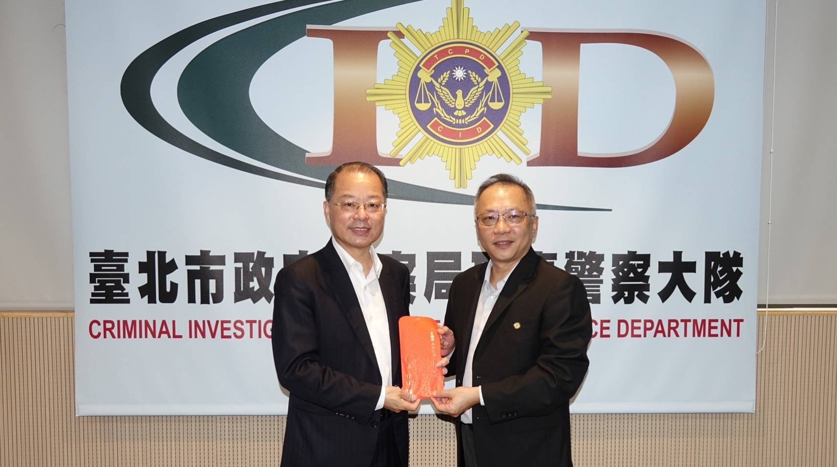 警政署長黃明昭今前往北市刑警大隊頒發慰問金。（圖／翻攝畫面）