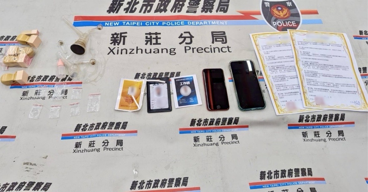 警方查扣假契約書、公司章及假證件等證物。(圖/翻攝畫面)