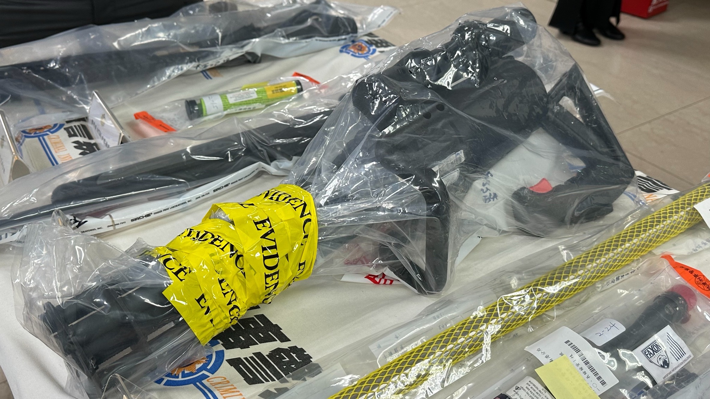 警方查扣步槍與衝鋒槍。（圖／塗豐駿攝）