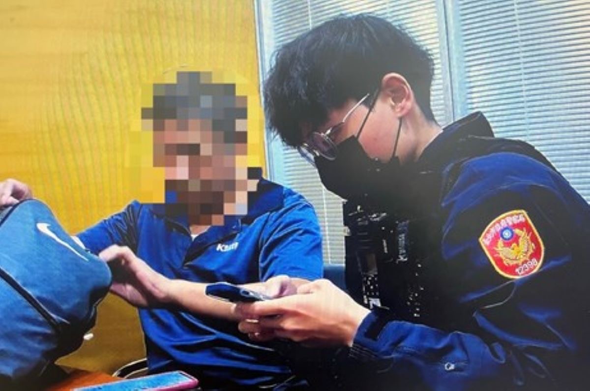 警方趕赴現場及時阻止男子遭詐匯款。（圖／翻攝畫面）