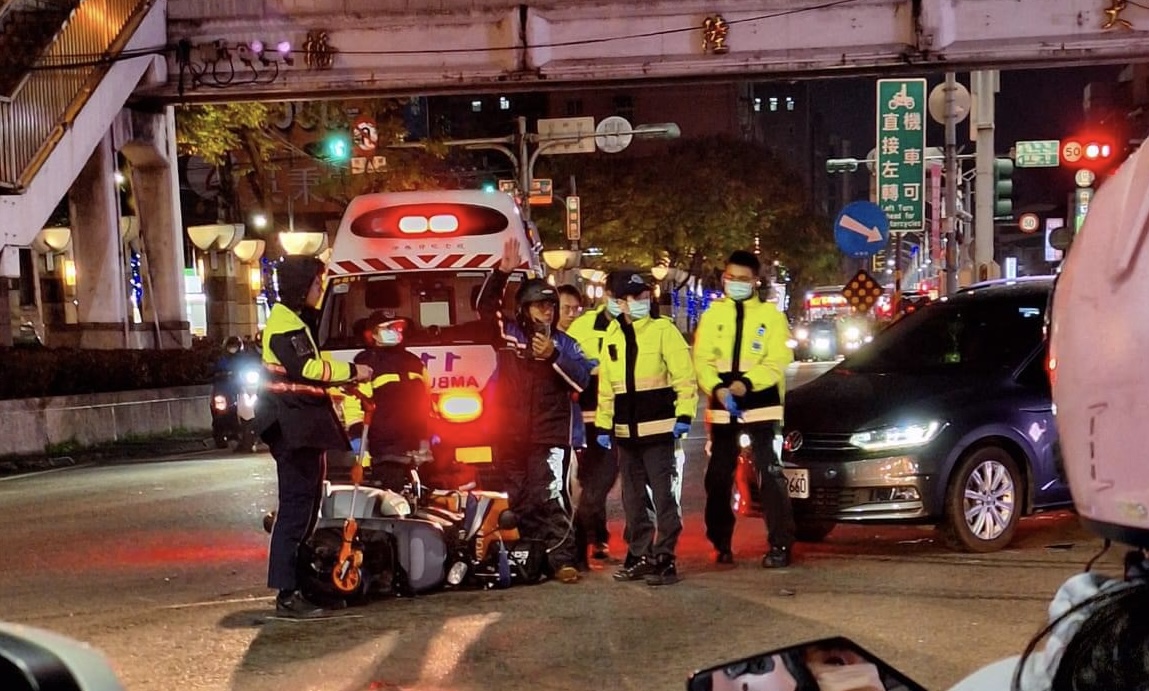 輔仁大學校門口傍晚發生一起車禍騎士受傷送醫。（圖／翻攝自臉書愛新莊我是新莊人）