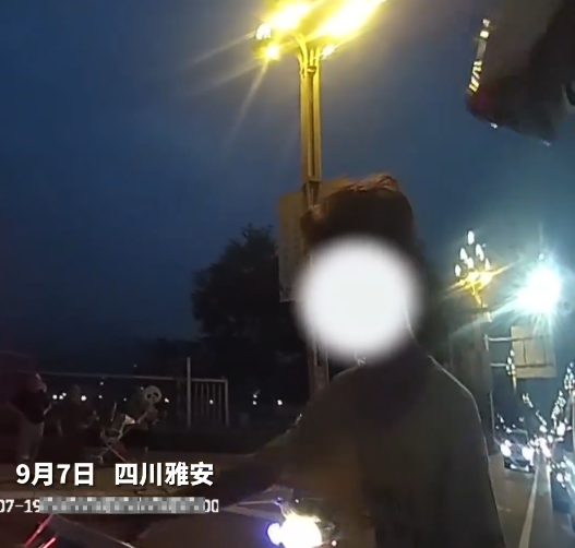 一名13歲少年因無照騎車遭到警察攔下。(圖/翻攝微博@九派新聞)