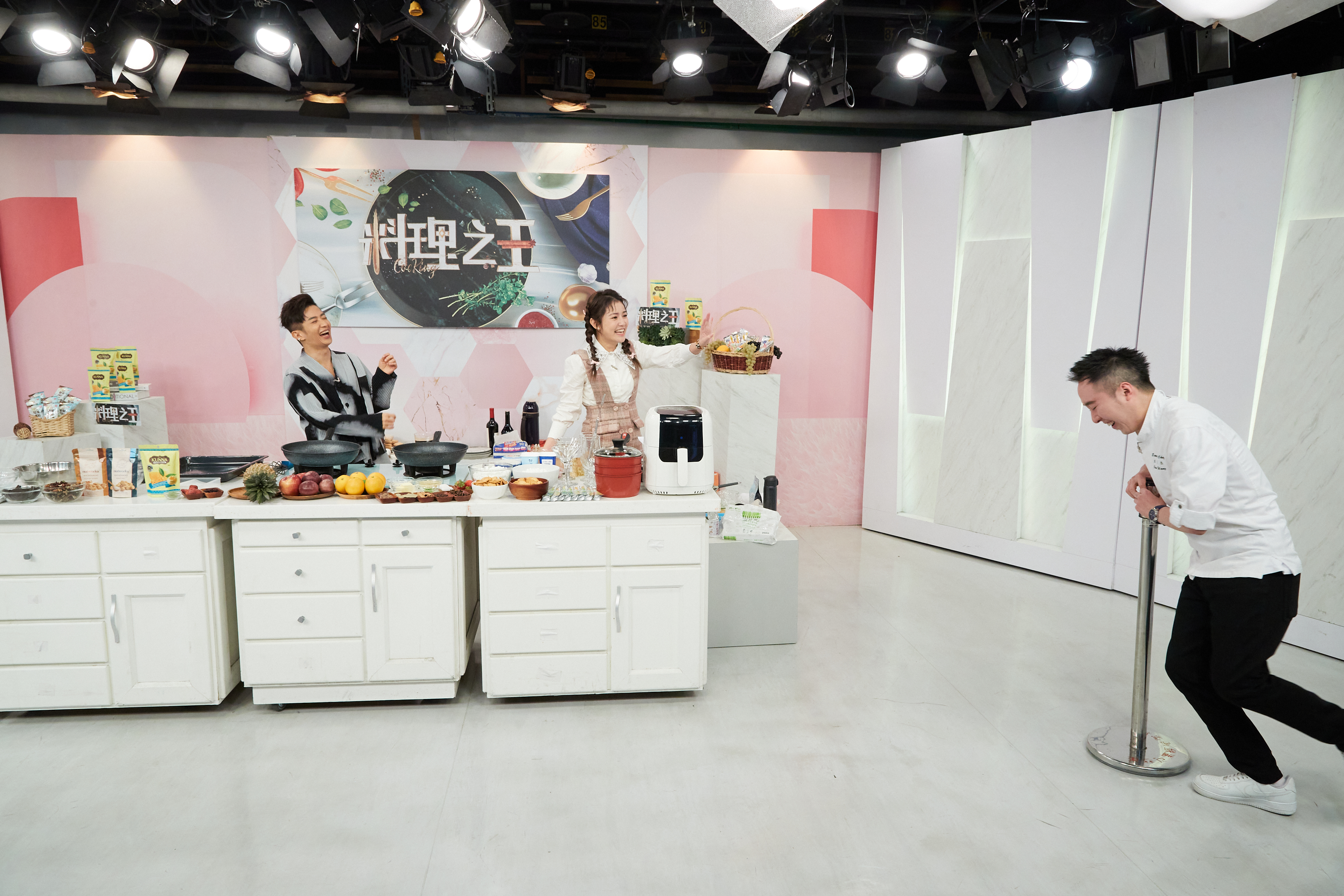 雙方邊遊戲邊料理。（圖／東森提供）