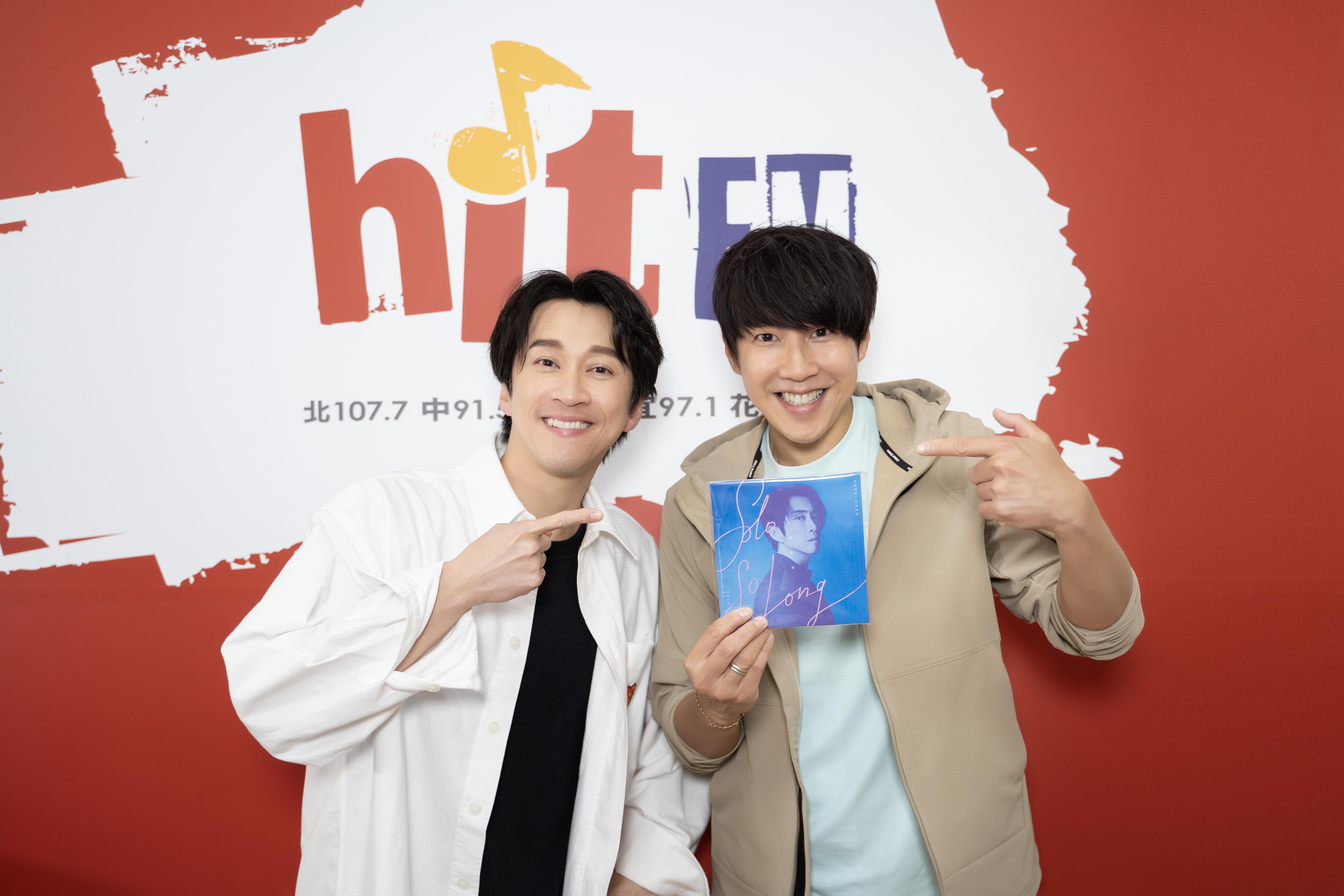 陳漢典（左）帶來2023年全新單曲〈Solo so long〉，作客夜貓DJ Dennis節目。（圖／Hit Fm聯播網 提供）