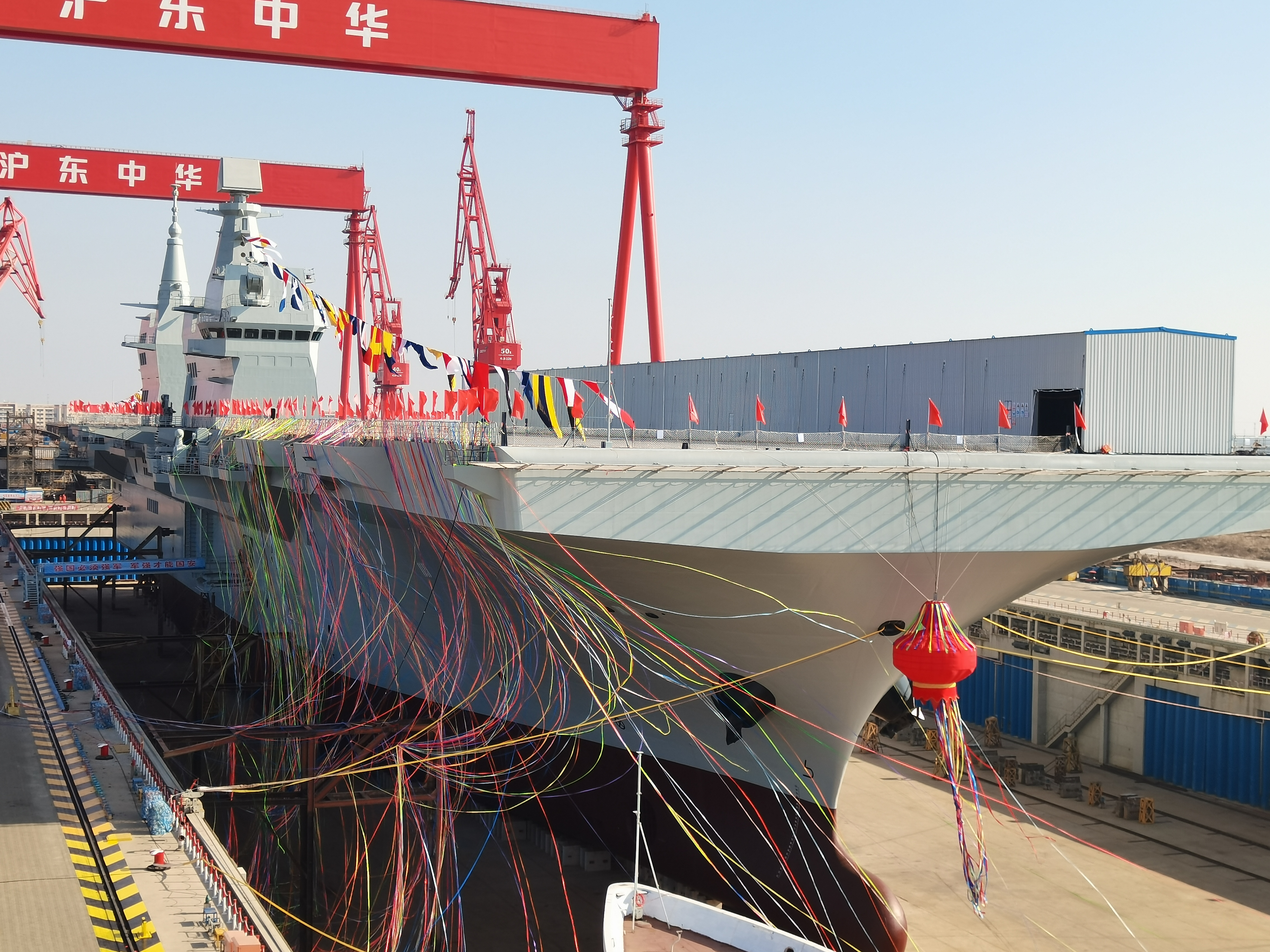 解放軍自主研製的076兩棲攻擊艦「四川艦」日前下水。（圖／新華社）