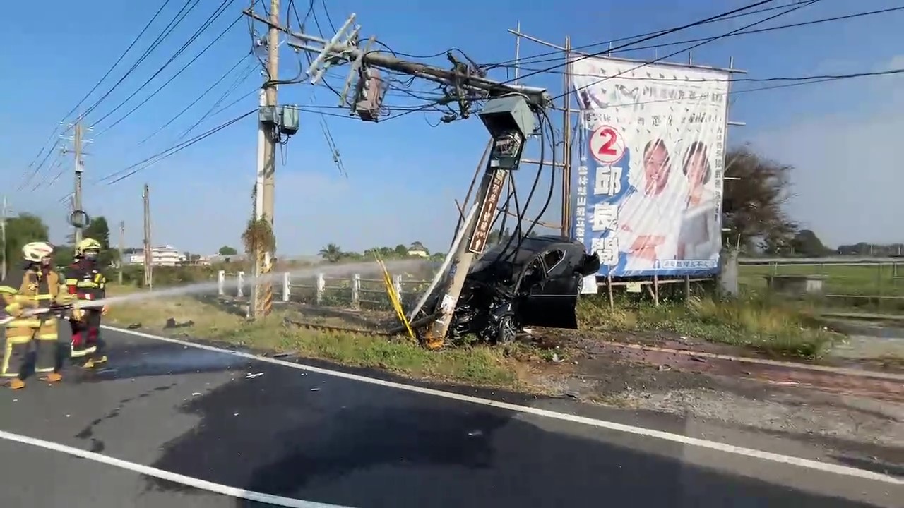 電線桿被黑車撞到攔腰折斷呈現90度彎曲，可見撞擊力道之大。（圖／中天新聞）