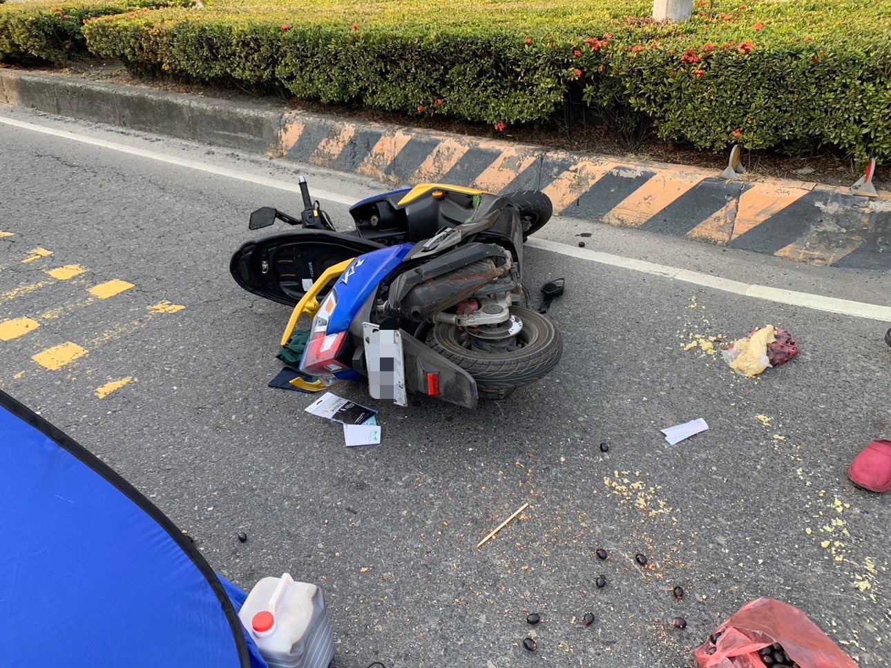 68歲焦姓女騎士慘摔被捲入大貨車底下，傷重不治。（圖／中天新聞）