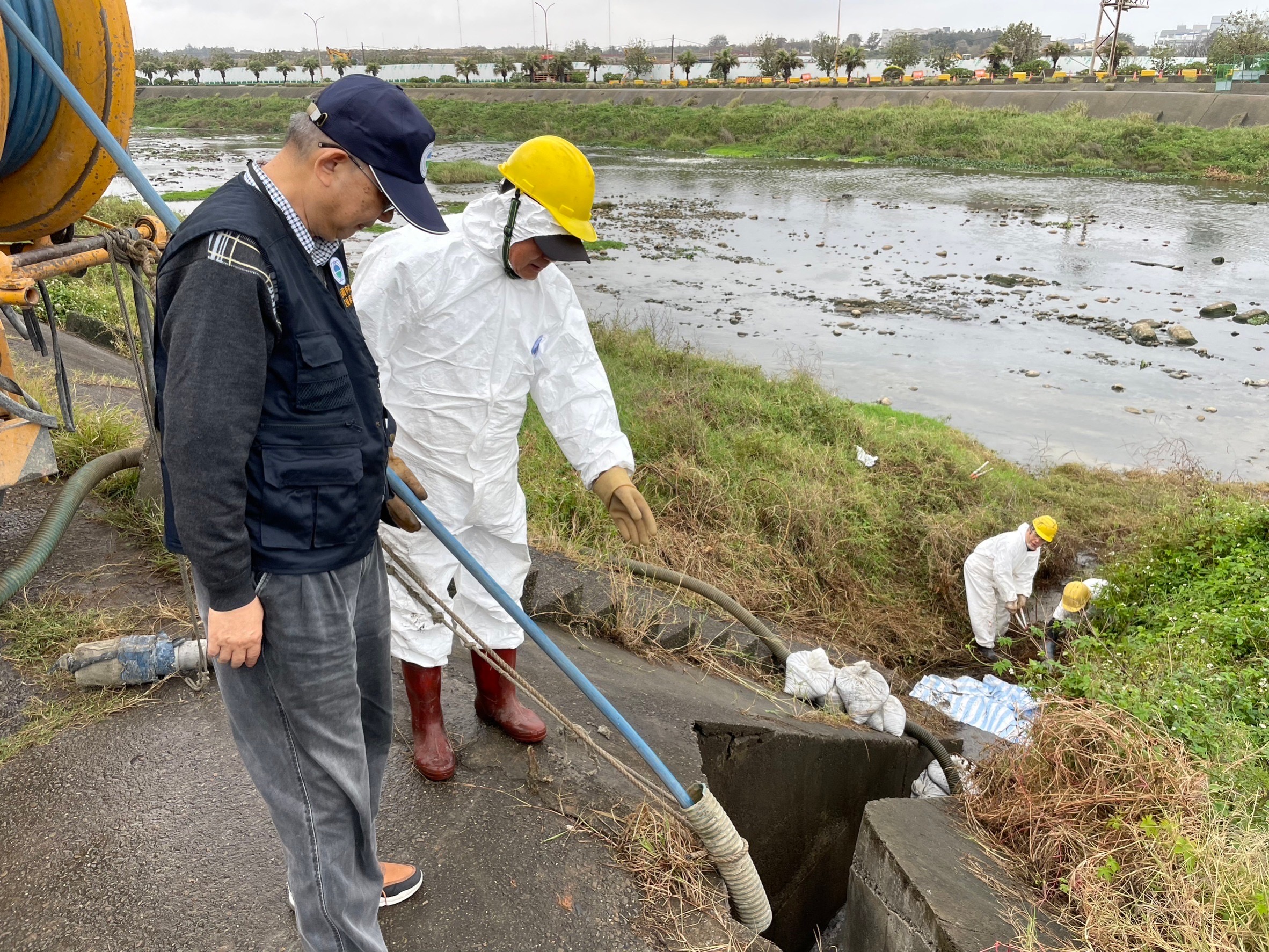 科慕公司觀音廠廢水洩漏，造成大量魚群死亡。（圖／翻攝畫面）