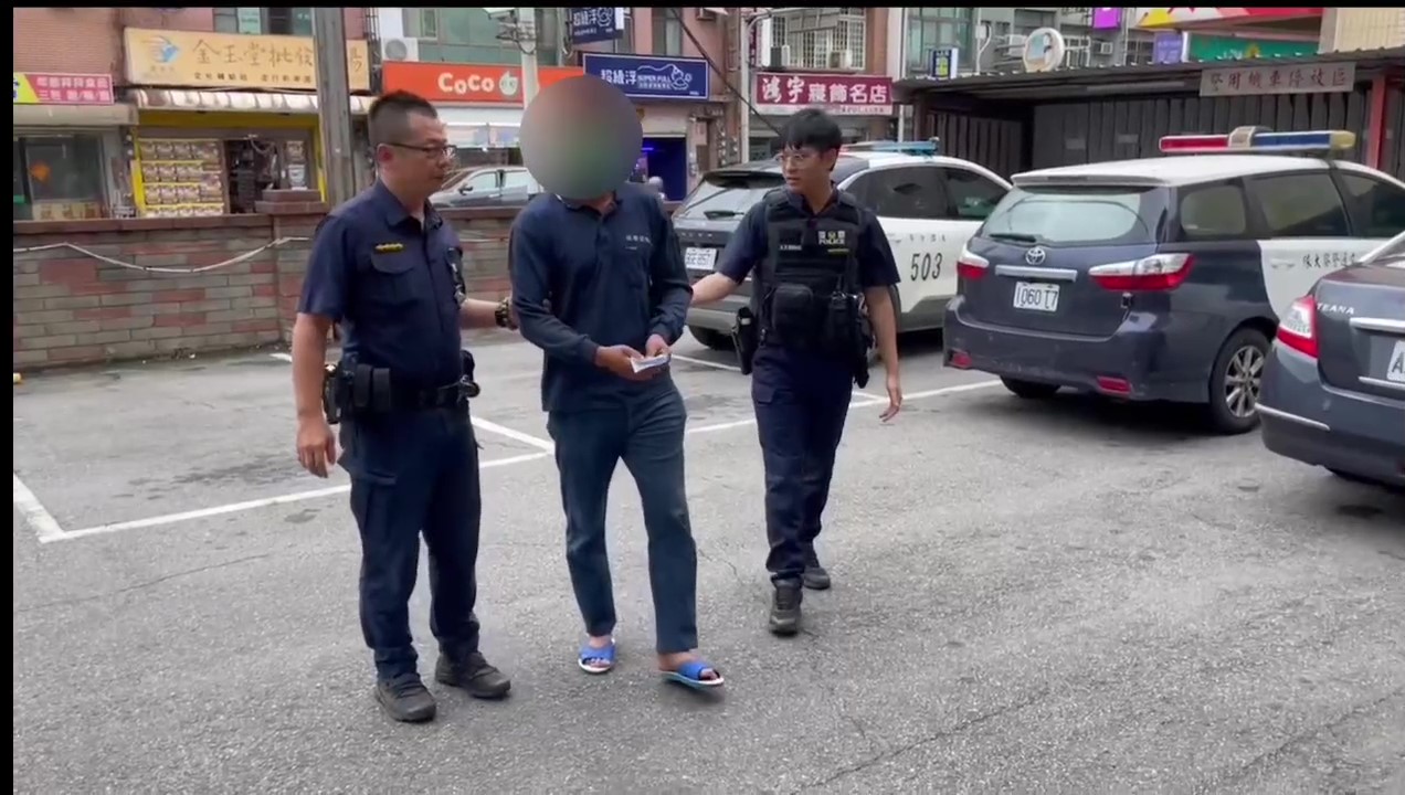 砸車的郭男（中）被警方逮捕移送法辦。（圖／警方提供）