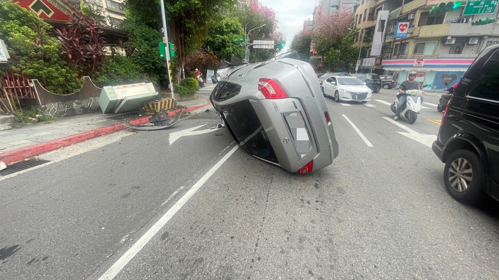 銀車撞倒變電箱，側翻躺在路中間。（圖／警方提供）