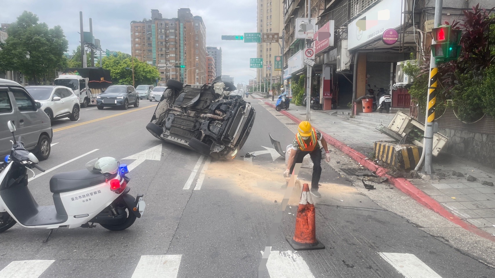 銀車自撞翻覆漏油，施工單位灑土吸油清理路面。（圖／警方提供）