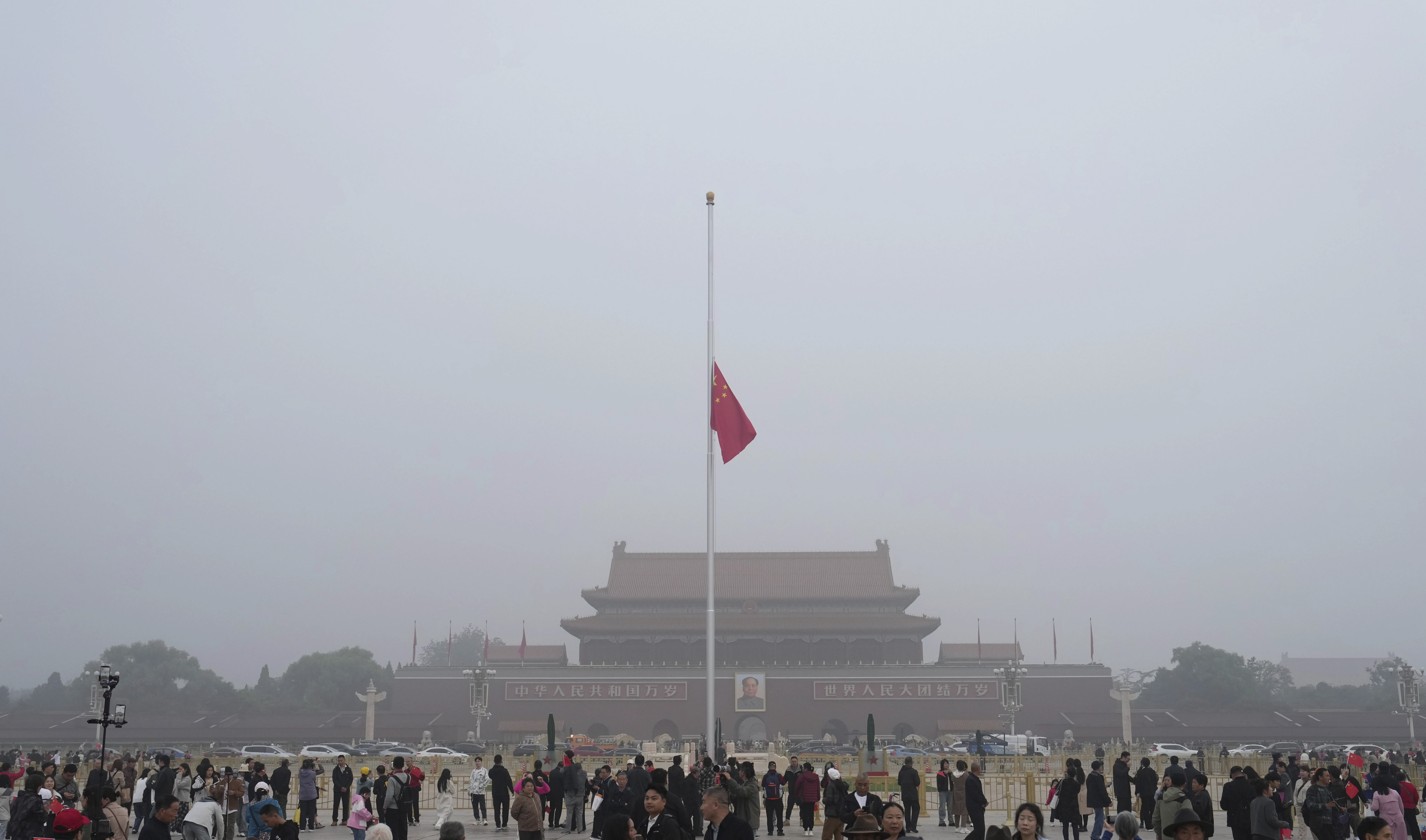 北京天安門14日降半旗悼念吳邦國。（圖／新華社）