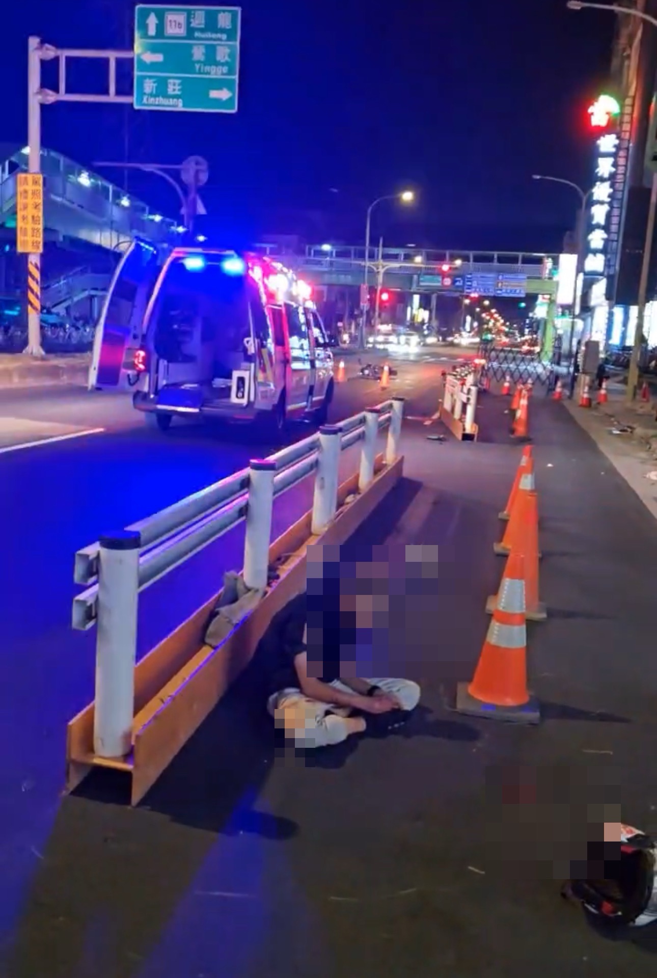 機車騎士受傷坐在地上。（圖／翻攝畫面）