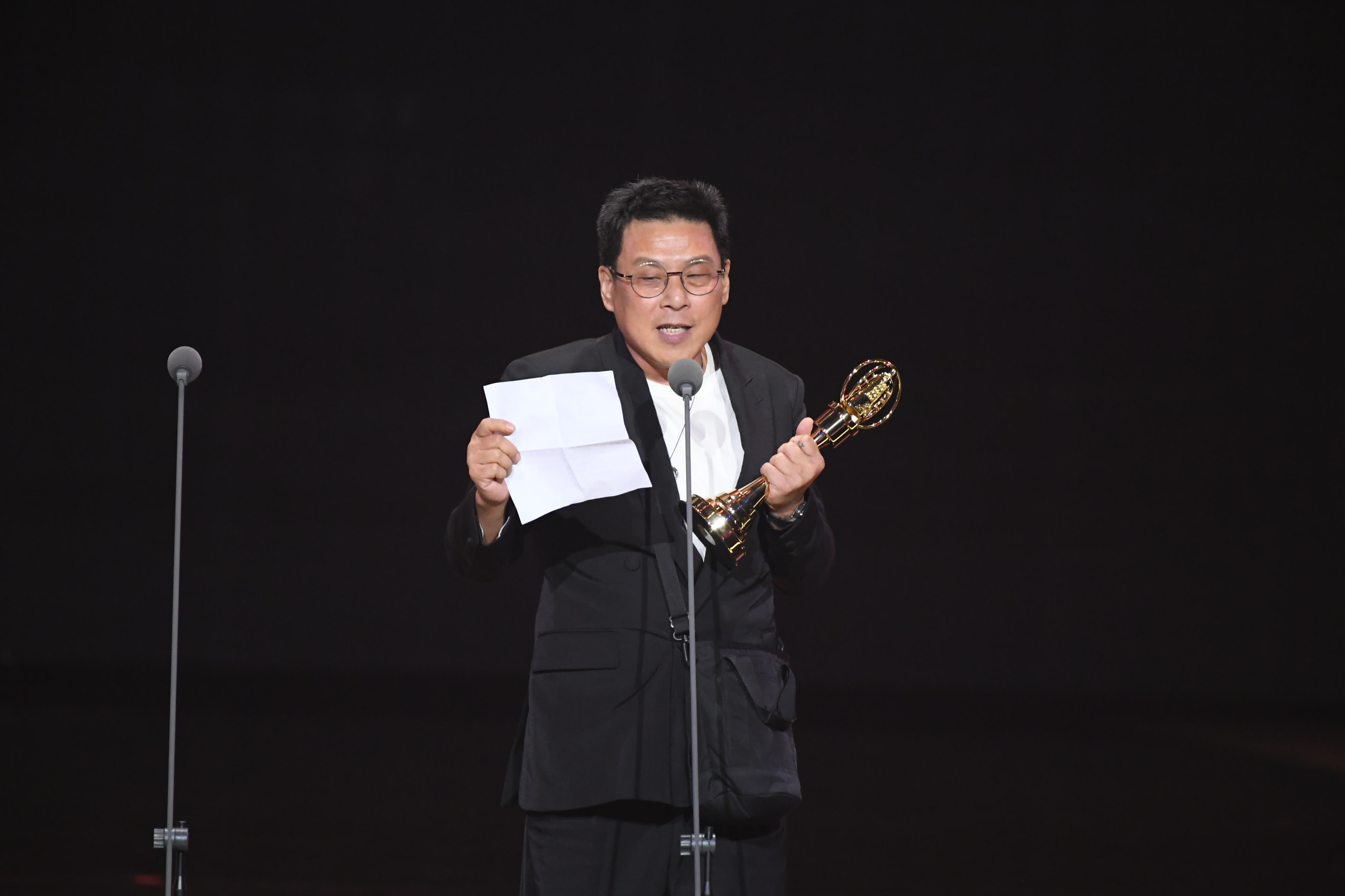 導演許肇任替吳慷仁上台致詞。（圖／三立 提供）