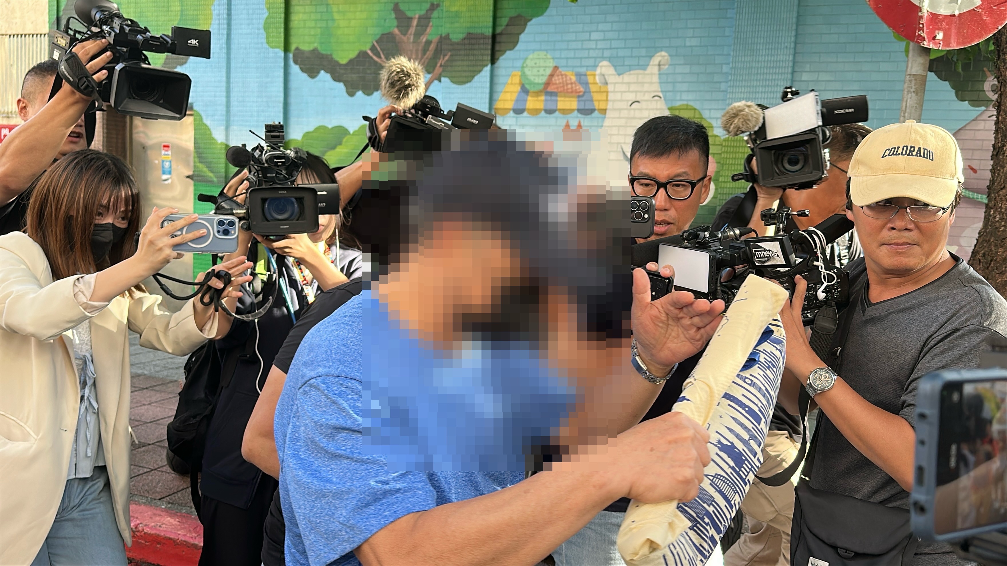 肇事少年的外公離開警局時表示「鑰匙都放的很隱密的地方」。（圖／塗豐駿攝）