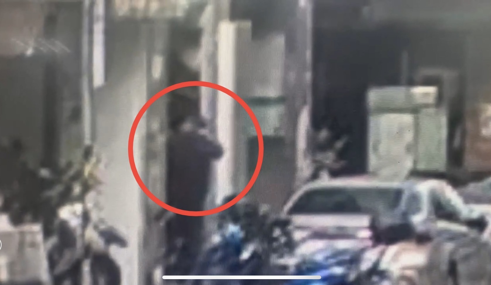 田山盛國再度前往鍾小平服務處塗鴉被監視器拍下。（圖／翻攝畫面）