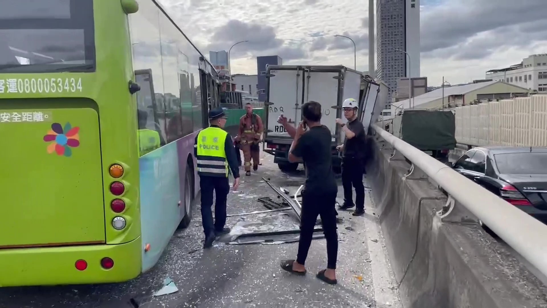警消到場救援,事故駕駛說明事發經過。(圖/警方提供)