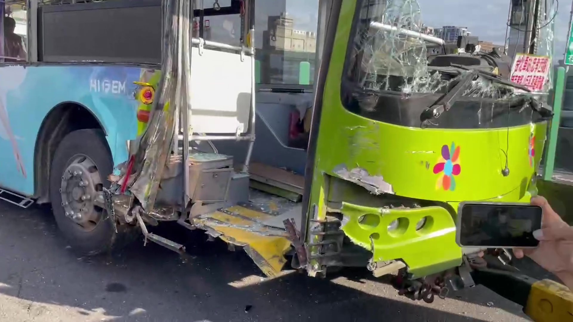 公車車頭嚴重受損,車上乘客受傷超過10人,還有1名孕婦送醫。(圖/警方提供)