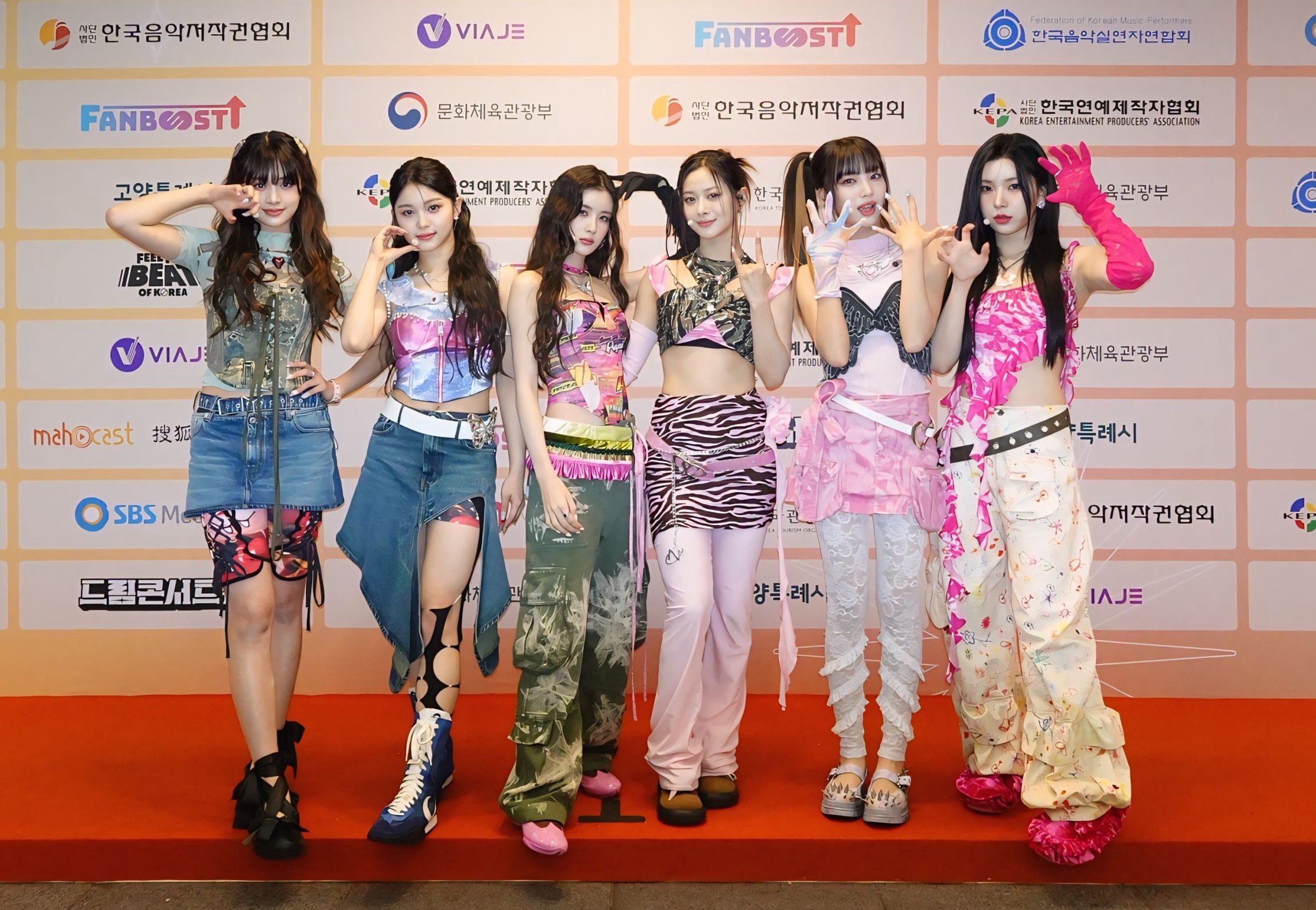 GENBLUE幻藍小熊出席韓國大型萬人音樂節DREAM CONCERT(左起NICO、許媛媛、毓、XXIN、采甄、AYEON。）（圖／天空娛樂提供）