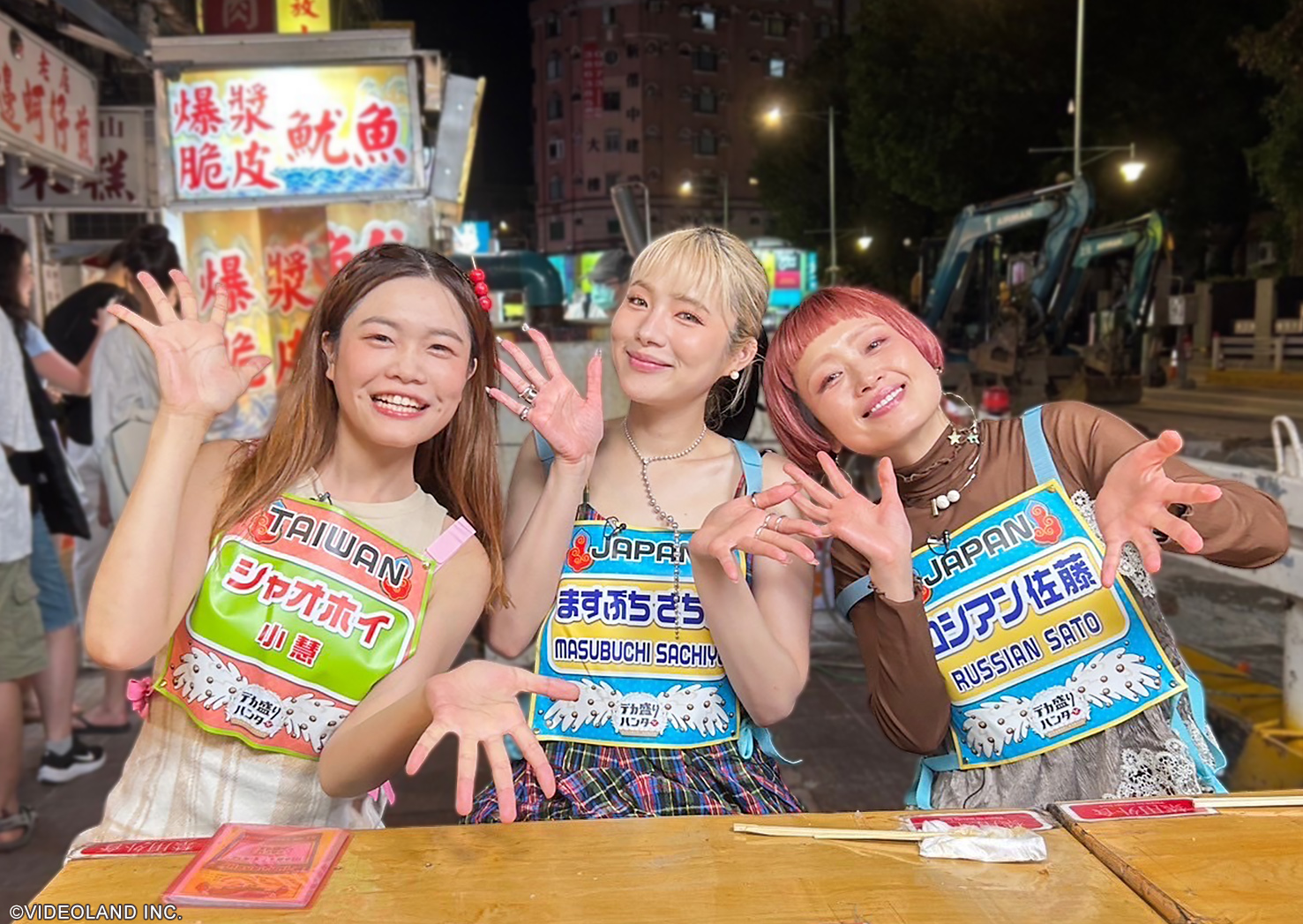 小慧(左)盡地主之誼，親自排隊採買寧夏夜市人氣小吃，熱情餵食大胃女王前輩俄羅斯佐藤。（圖／緯來綜合台&nbsp;提供）
