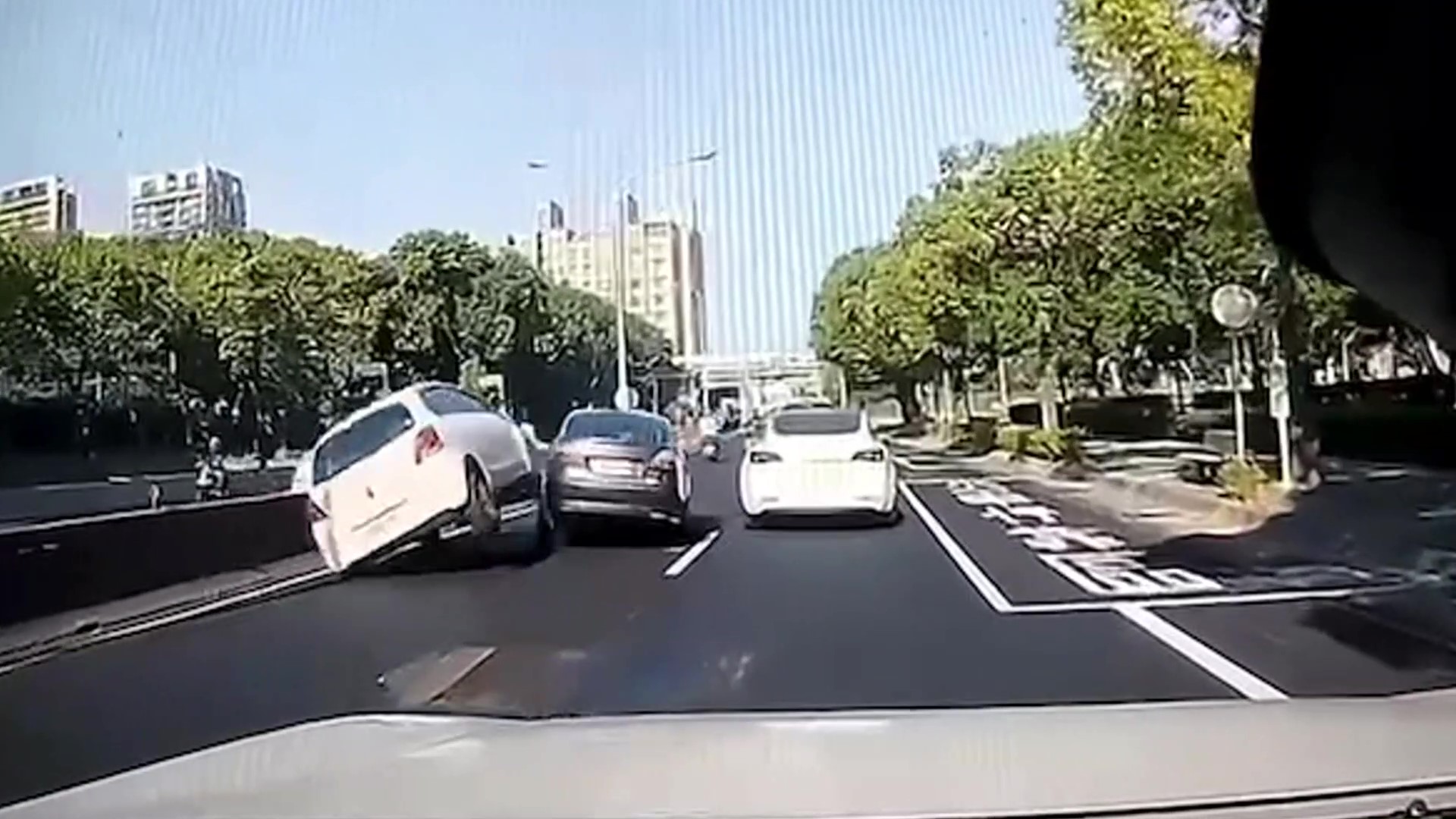 白車高速行駛煞車不及撞上黑車。（圖／翻攝竹北大小事臉書）