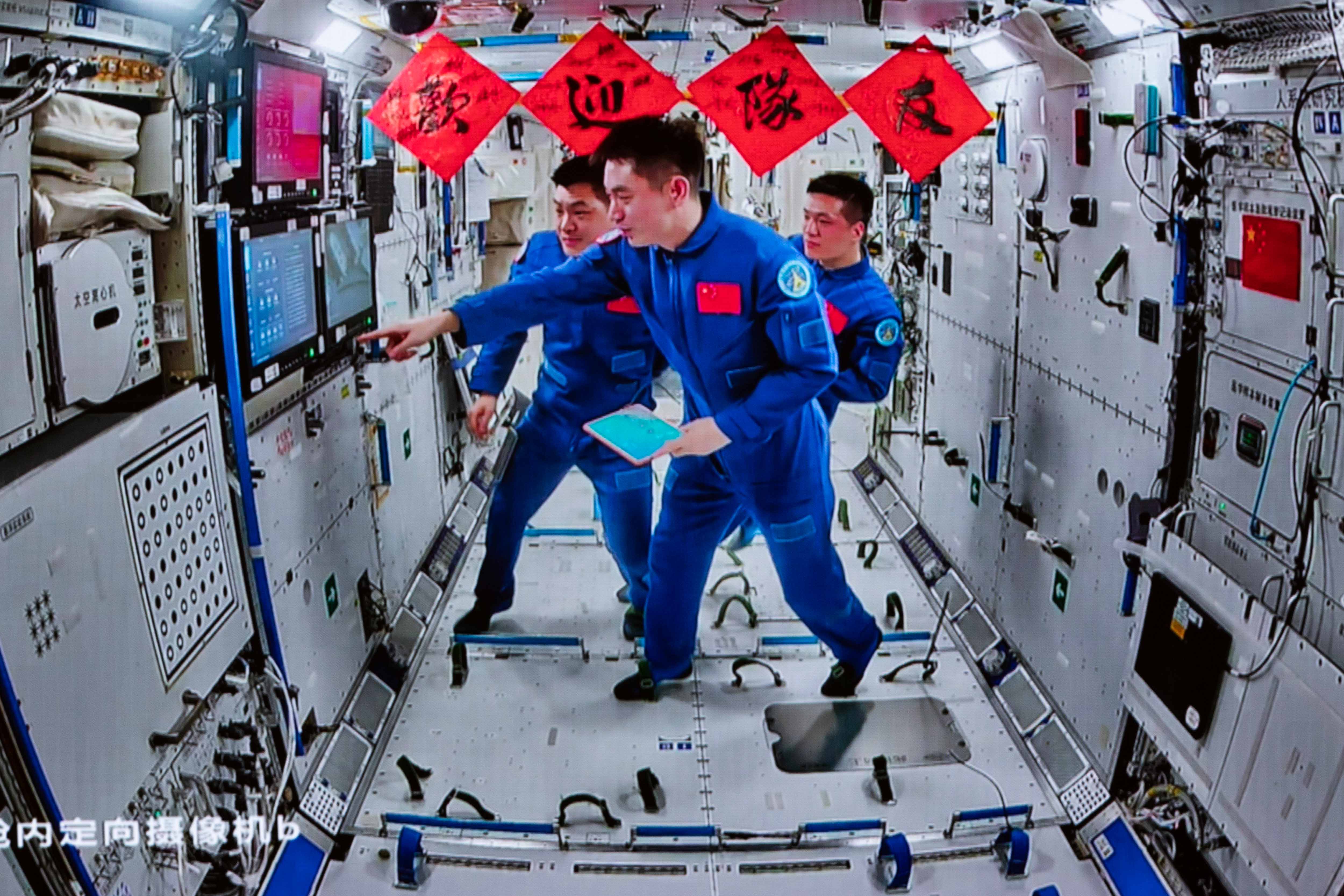 30日，神舟十八號太空人乘組正在準備迎接神舟十九號太空人乘組。（圖／新華社）