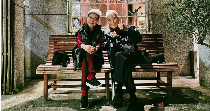 石英（右）與妻子吳玲一同合照，當時雖需依靠拐杖行走，但精神狀況看起來仍相當不錯。（圖／翻攝自石英(石爸)&nbsp;臉書）