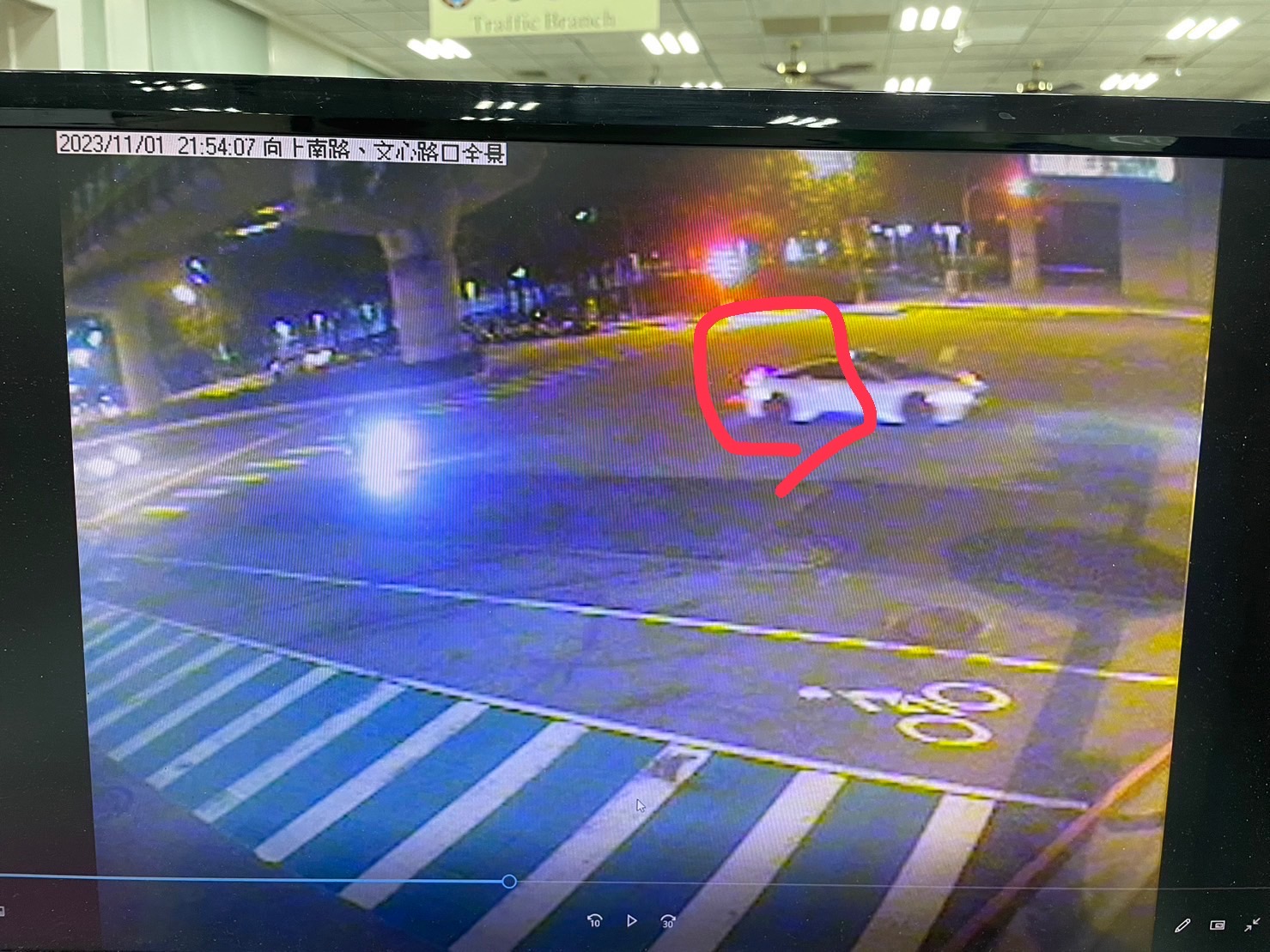 賴男將隨身包包放在BMW跑車車頂忘了拿，掉在馬路上。（圖／中天新聞）