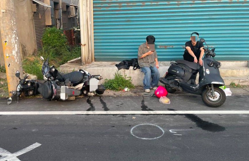 黃姓騎士遭楊女車子操撞，重心不穩撞倒路邊兩輛機車。（圖／警方提供）