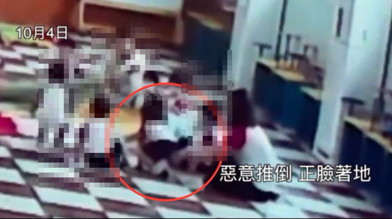 女教保員惡意推倒女童導致下巴受傷。（圖／翻攝畫面）
