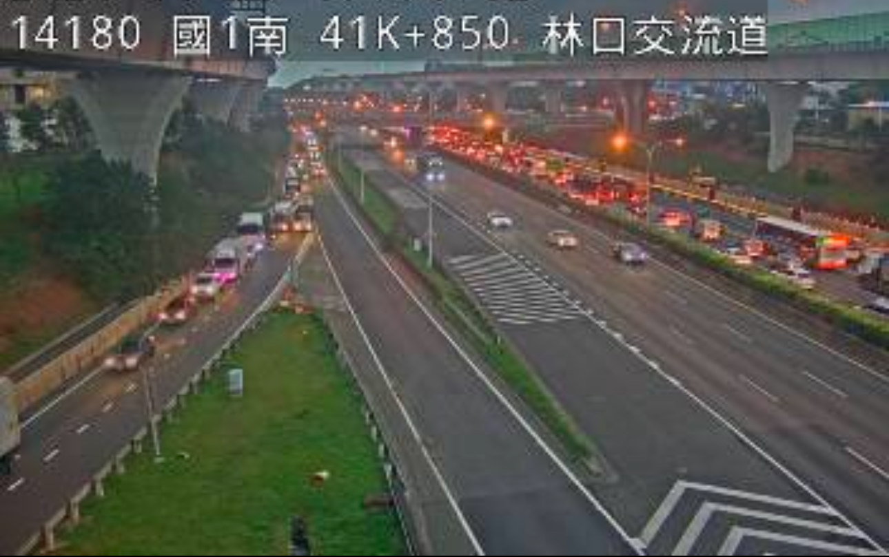 國道1號林口段匝道發生追撞車禍造成嚴重回堵。（圖／翻攝自國道公路即時網）