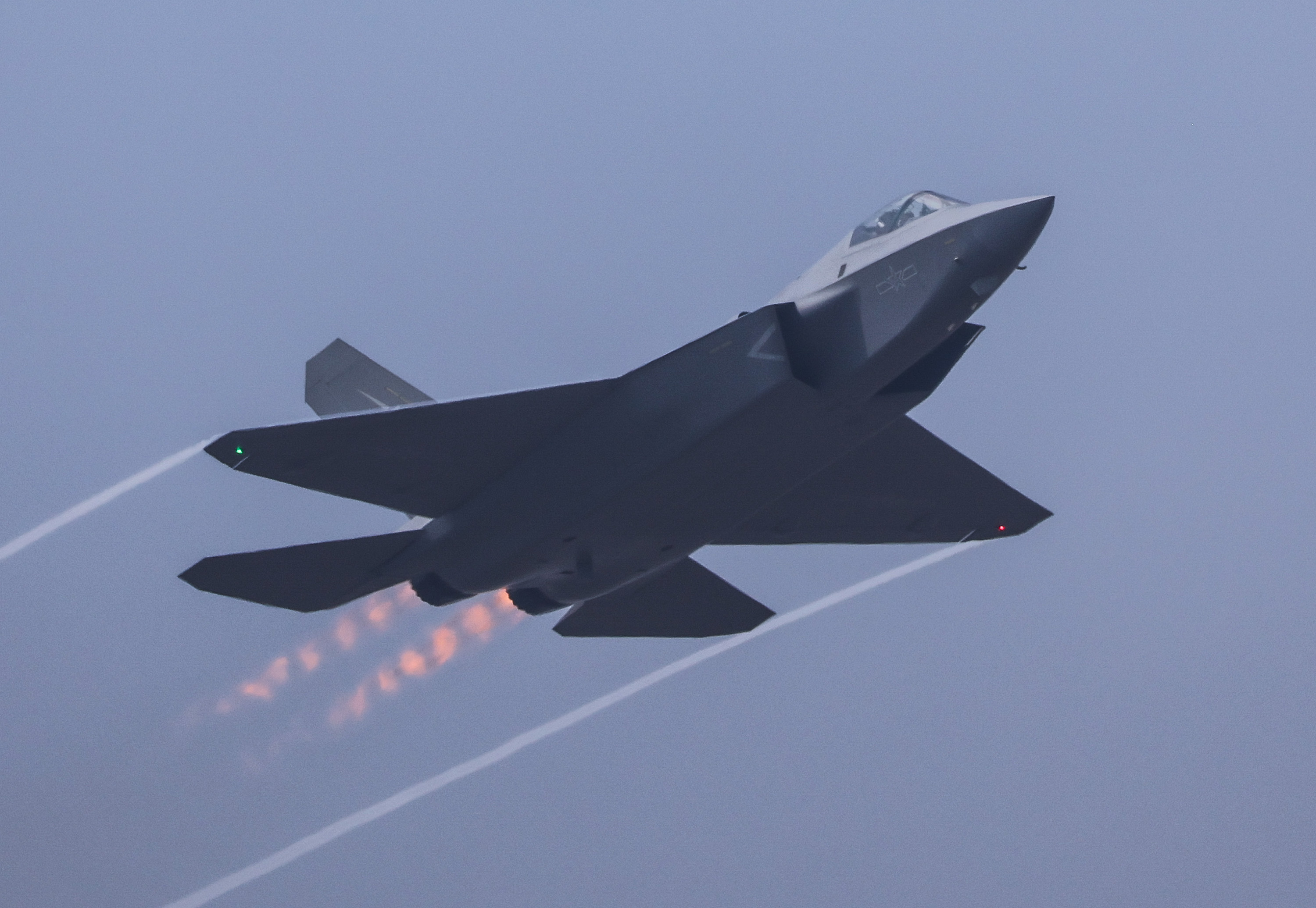 11月12日，「殲-35A」戰機在珠海航展進行飛行展示。（圖／新華社）