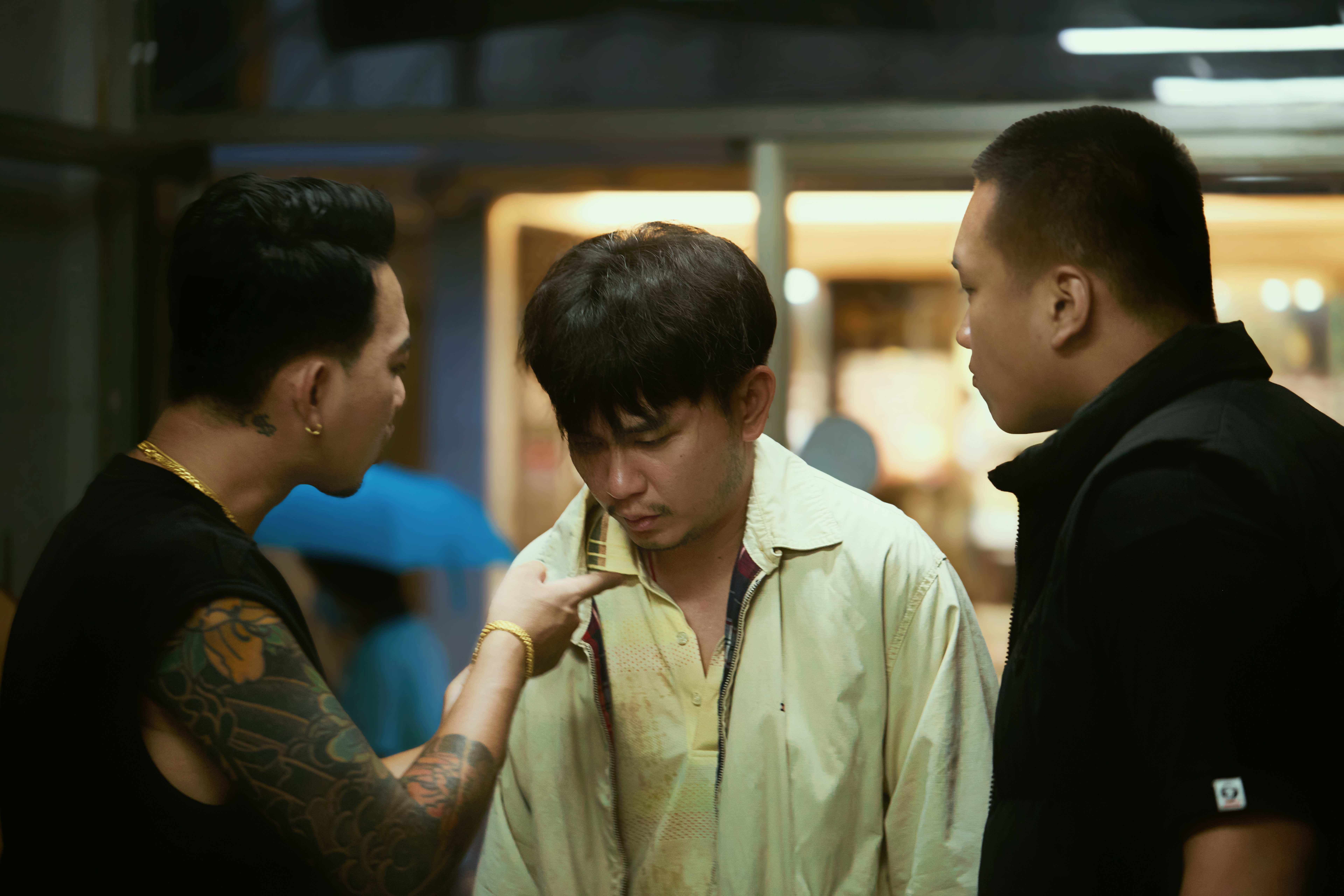 馬克(左一）及阿跨面（右一）則在劇情中飾演討債流氓 &nbsp;馬克斗膽向前輩楊大正(中)「大小聲」。（圖／拍打仔提供）