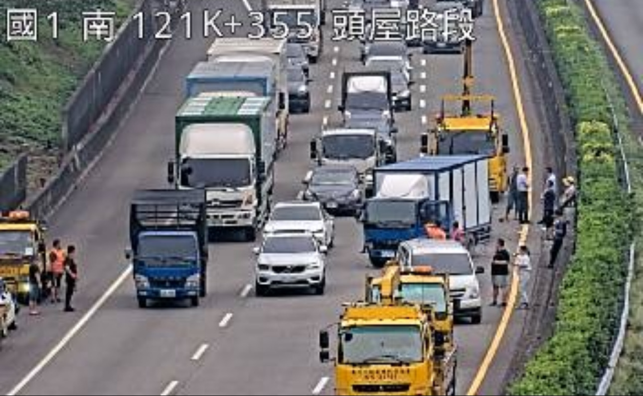 國道1號苗栗路段發生連環車禍。（圖／翻攝自國道公路即時網）