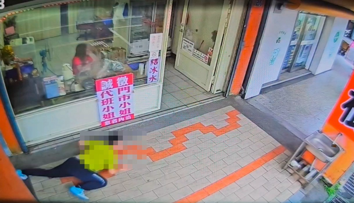 銀樓老闆兒子追捕嫌犯不慎跌倒。（圖／翻攝畫面）