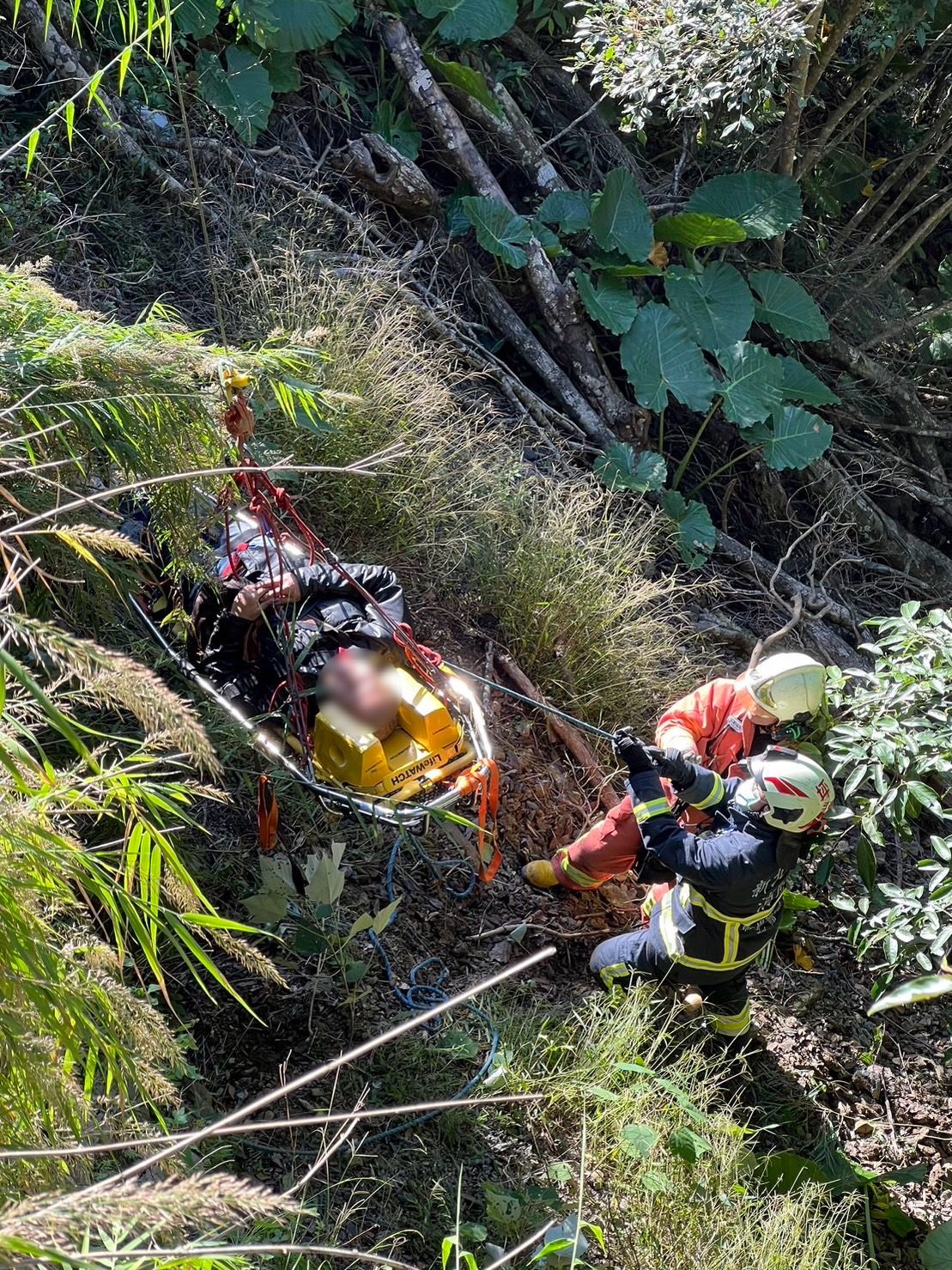 周姓騎士跌落20公尺深邊婆，獲救時意識清楚，左膝蓋有5公分撕裂傷。（圖／翻攝畫面）