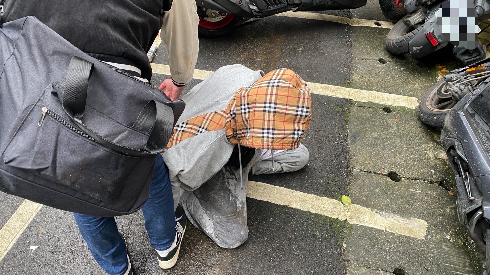 陳姓車手拒捕衝撞遭警方破窗逮捕到案。（圖／翻攝畫面）