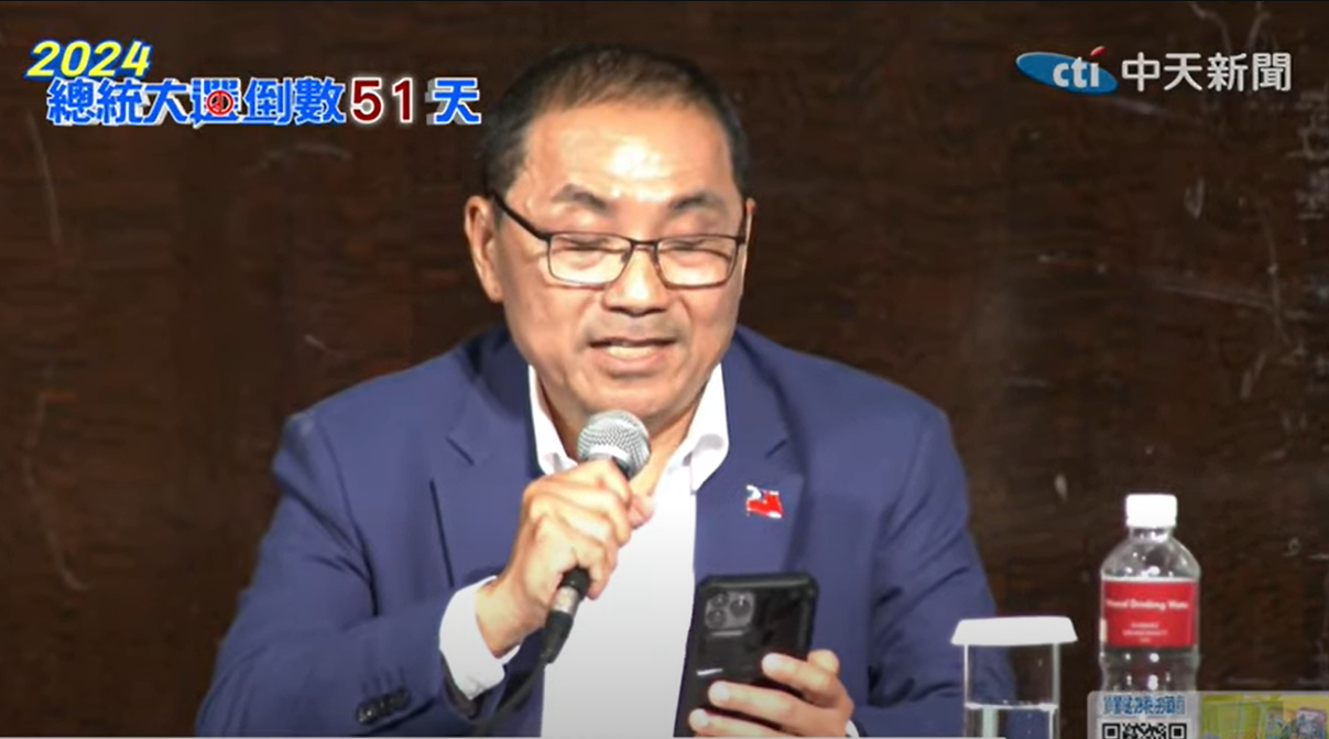侯友宜公開唸出柯文哲寄給他的簡訊。（圖／中天新聞）